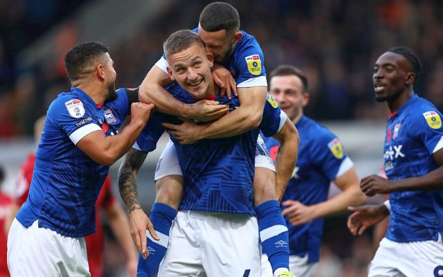 soi kèo Cheltenham cùng Salford